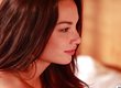 Молоденькая модель Nici Dee голышом нежится в постели