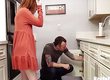 Сантехник разозлился за то что домохозяйка его критиковала