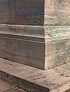 Муж трахает девку на улице среди бела дня