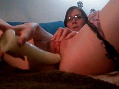 Дамочка расслабляет перед вебкой клитор и стонет