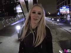 Жеребец трахает незнакомку в своей квартире