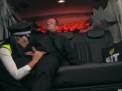 Грудастая полицейская оттрахала мужика в машине дырками