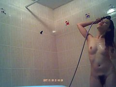 Малышка в душе вымывает волосатую письку