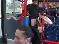 Телка отдалась в автобусе незнакомому самцу