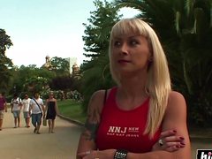 Опытная блондинка получает удовольствие с мужиком на камеру