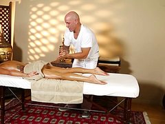 Приятный трах после массажа получила грудастая клиентка