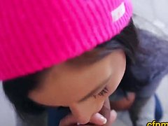 Брюнетка глазастая сосет толстый фаллос в одежде