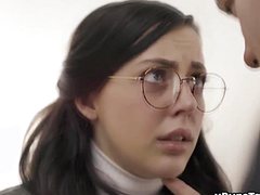 Бритоголовый развратник раскрутил очкастую на секс