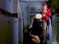 Пилот трахает стюардессу в презервативе во время полета
