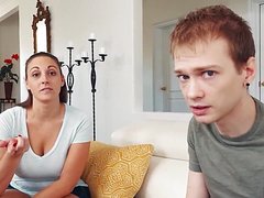 Взрослая мачеха соблазнила лучшего друга пасынка