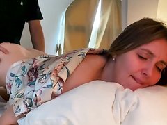 Бессовестный сынок отымел сонную русскую маму в гостинице