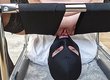 Женщина в чёрных чулках и мужчина на диване в игре взаимных ласк
