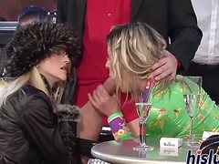 Подруги подцепили в кафе самца и ебутся с ним